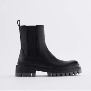 NWT. Zara Low Heeled Leather Ankle. Size 6,5.
